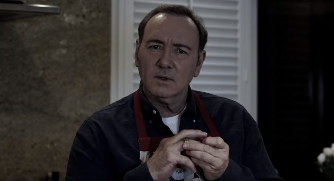 Kevin Spacey speelt Frank Underwoord in een opmerkelijke kerstvideo.
